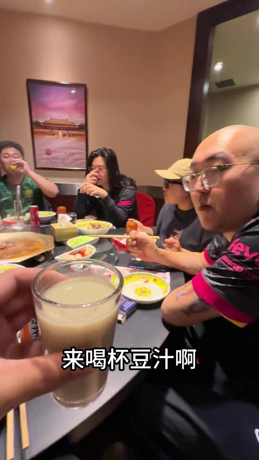 爆笑，青島西海岸球迷到北京后得知比賽延期，只能喝豆汁消愁