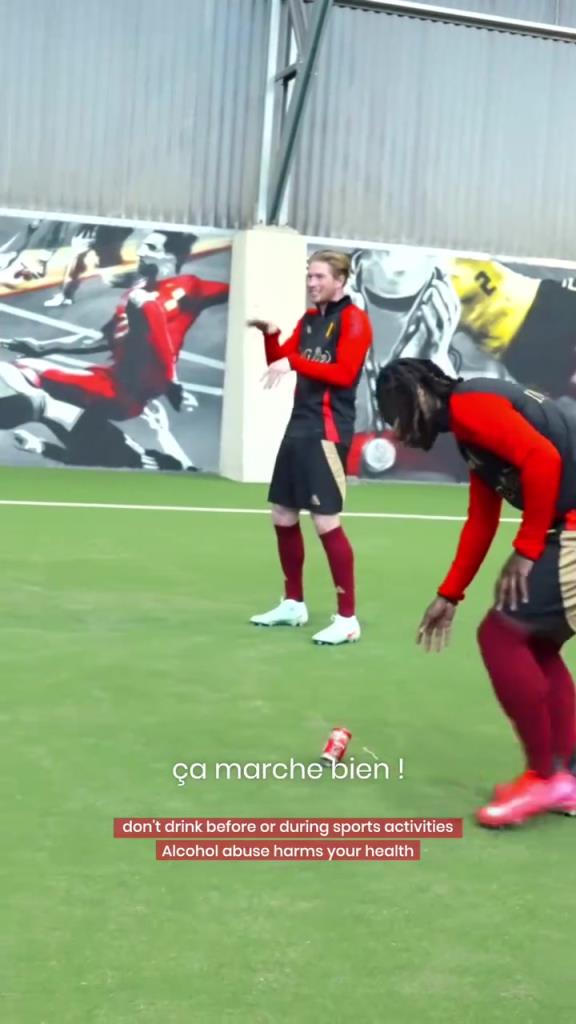 來自贊助商的任務(wù)！德布勞內(nèi)的顛啤酒瓶挑戰(zhàn)！