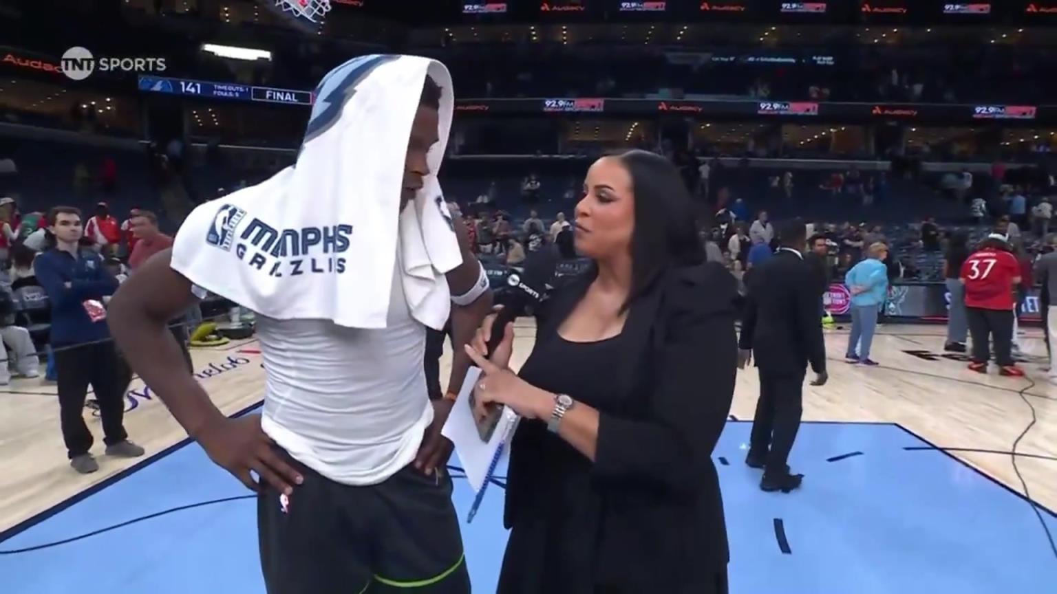 華子賽后接受一位豐滿女記者的采訪！