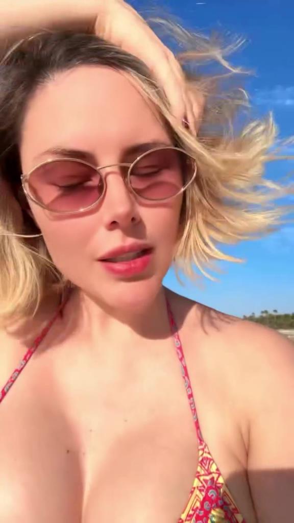 這泳衣尺碼小了！歐冠女主持這身材真的呼之欲出