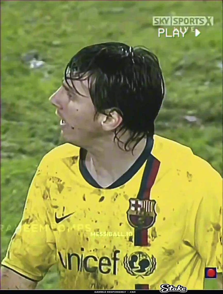 當(dāng)時(shí)下著前所未有的大雨，球場上有一個(gè)水坑，梅西從水坑里拿起球