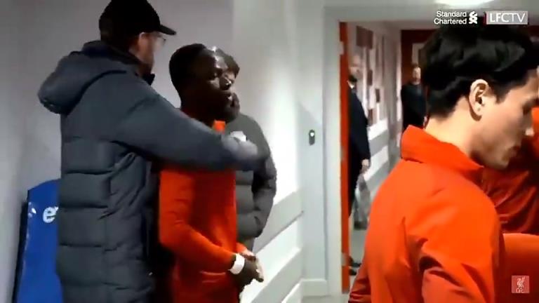 笑死了！渣叔慶祝馬內(nèi)奪非洲杯 突然薩拉赫走了出來