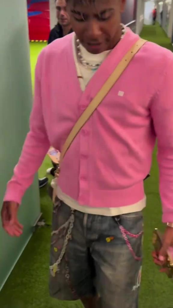 亞馬爾賽后穿搭，阿勞霍調(diào)侃：我女兒的夾克