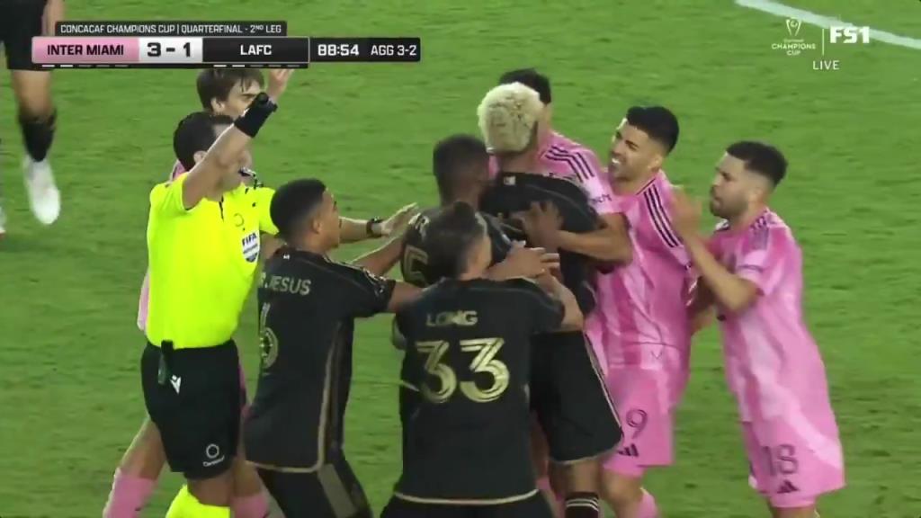 倆活寶！蘇亞雷斯差點把阿爾巴掐到喘不過氣你倆是來吵架嘛