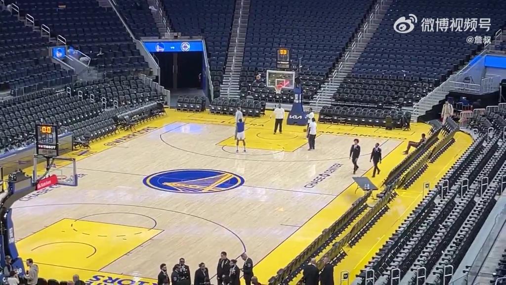 今天沒有得到出場(chǎng)機(jī)會(huì)！庫(kù)明加賽后還留在場(chǎng)地練習(xí)投籃