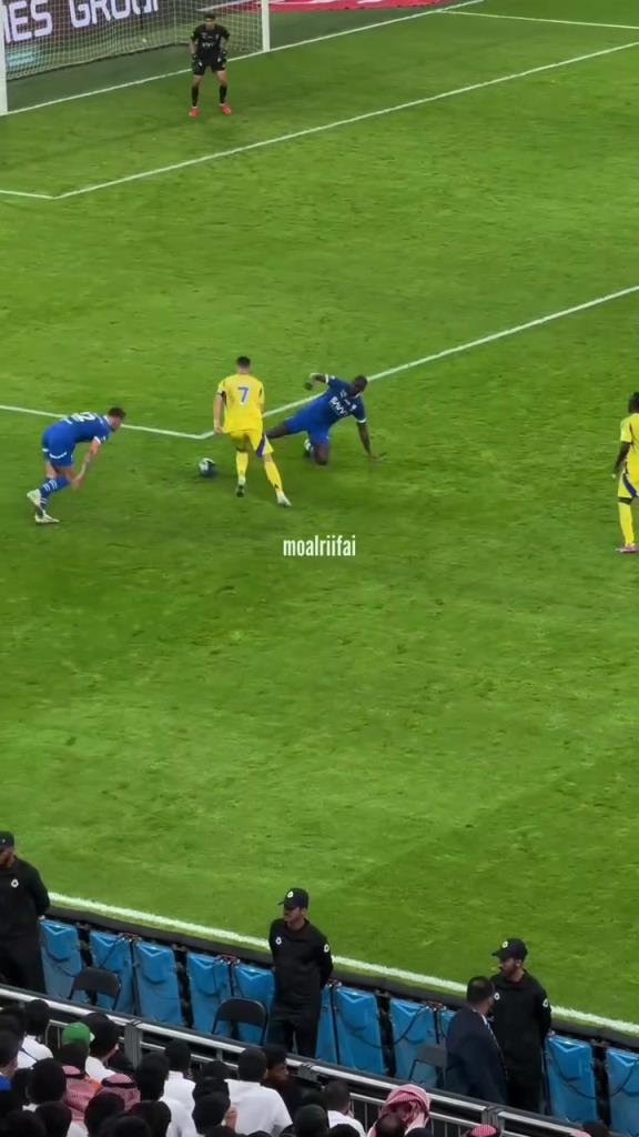 一個純粹的運動員！40歲的C羅依然在為他心愛的足球奔跑！