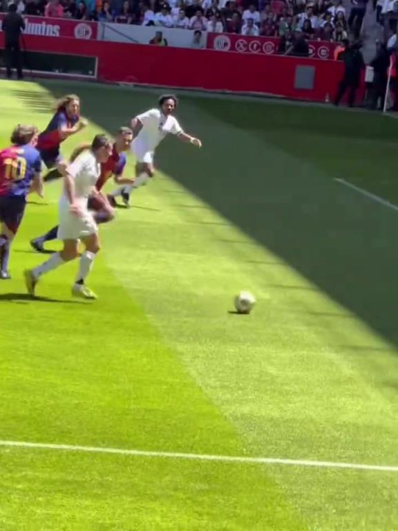 皇馬對陣巴薩傳奇賽，52歲菲戈邊路內(nèi)切連過2人推射破門