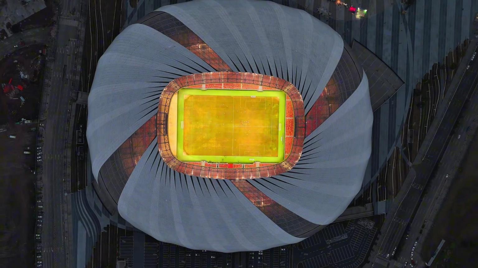 國足6月主場重慶龍興足球場，重慶首座專業(yè)足球場，可容納6萬人