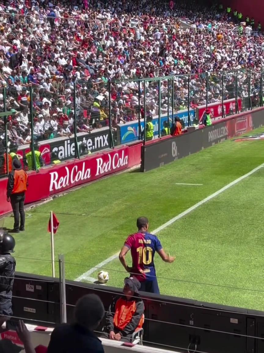 青春！53歲里瓦爾多助攻普約爾暴力頭槌，竟然還是卡西守門！