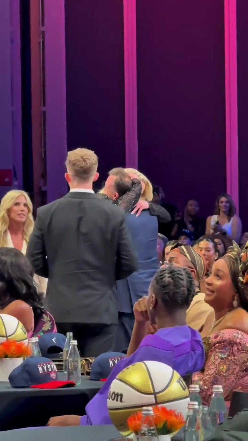 吧友們想看的正臉來(lái)了！薩格斯的女友海莉被選中后感覺(jué)快哭了