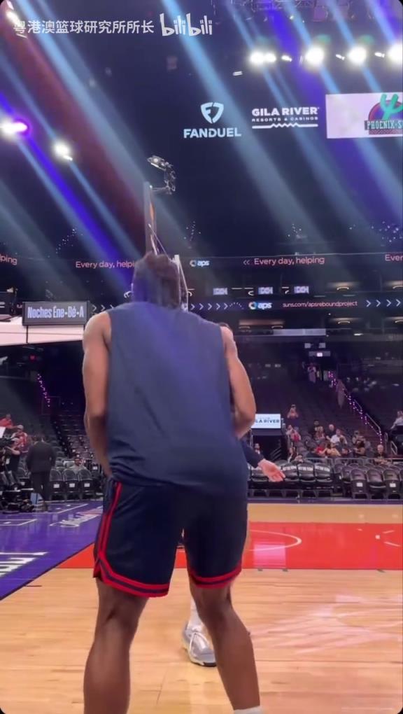 機器人級別的靜態(tài)身體！近距離看小卡的賽前熱身！